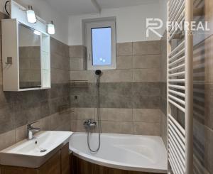 NA PREDAJ 3 izbový zrekonštruovaný byt + garáž v Hurbanove!