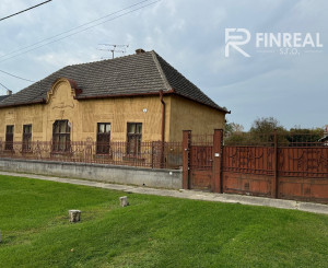 NA PREDAJ Rodinný dom na pozemku 3284 m2 v obci Komoča
