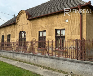 NA PREDAJ Rodinný dom na pozemku 3284 m2 v obci Komoča