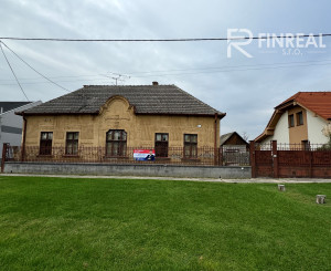 NA PREDAJ Rodinný dom na pozemku 3284 m2 v obci Komoča