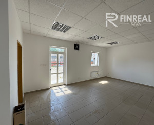 IBA U NÁS !  - NA PRENÁJOM - obchodné priestory v Kolárove!