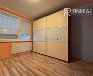 Ponúkame NA PREDAJ 3 - izbový klimatizovaný byt v Kolárove!