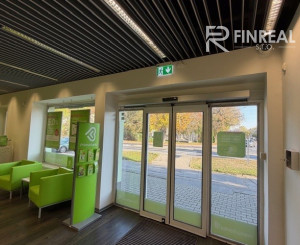 Ponúkame NA PREDAJ polyfunkčnú budovu v centre Kolárova!