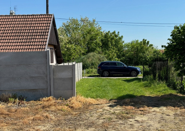 NA PREDAJ -  pozemok 964 m2 v obci Komoča !