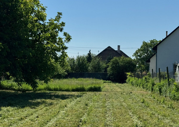 NA PREDAJ -  pozemok 2241 m2 v obci Komoča !