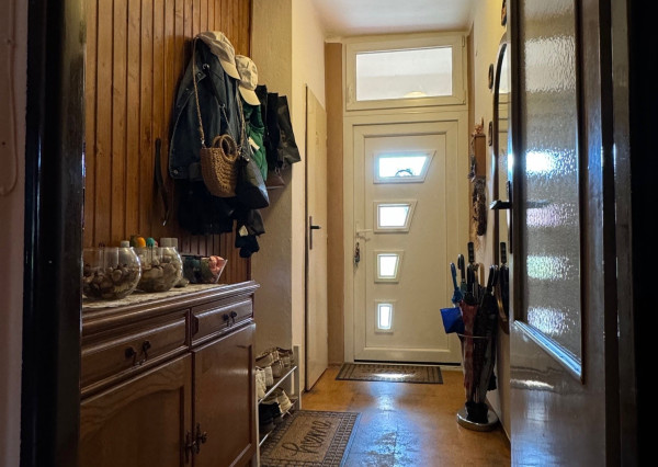 NA PREDAJ -  Rodinný dom s garážou v Hurbanove!