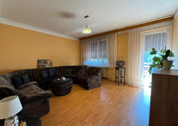 NA PREDAJ -  Rodinný dom s garážou v Hurbanove!