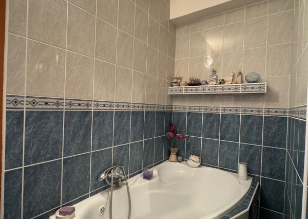 NA PREDAJ -  Rodinný dom s garážou v Hurbanove!