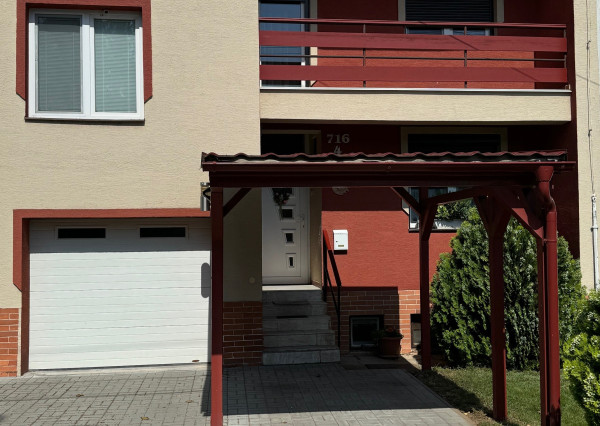 NA PREDAJ -  Rodinný dom s garážou v Hurbanove!