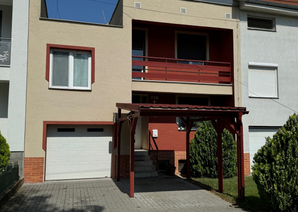 NA PREDAJ -  Rodinný dom s garážou v Hurbanove!