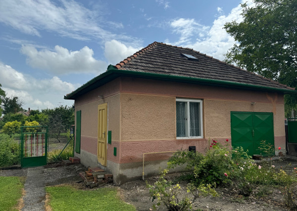 NA PREDAJ -  Rodinný dom  v obci Zemianska Olča!