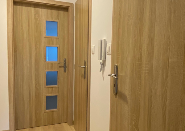 NA PRENÁJOM - kompletne zrekonštruovaná garsónka v Komárne!