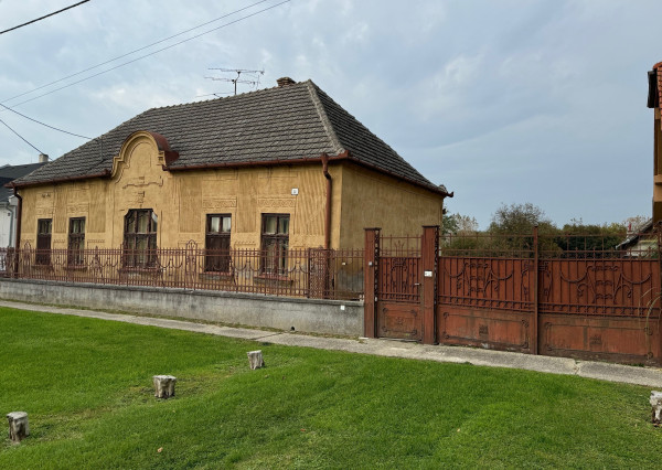 NA PREDAJ Rodinný dom na pozemku 3284 m2 v obci Komoča