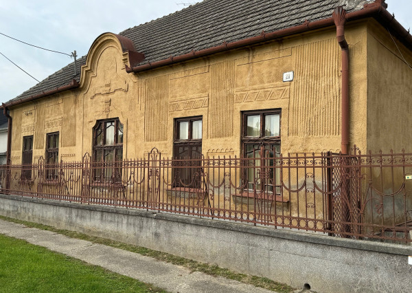 NA PREDAJ Rodinný dom na pozemku 3284 m2 v obci Komoča