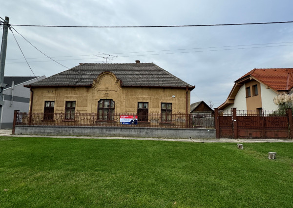 NA PREDAJ Rodinný dom na pozemku 3284 m2 v obci Komoča