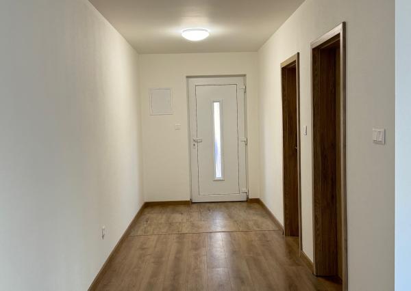 NA PRENÁJOM - 2 izbový klimatizovaný byt v Kolárove !