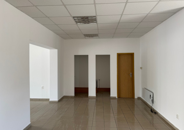 IBA U NÁS !  - NA PRENÁJOM - obchodné priestory v Kolárove!