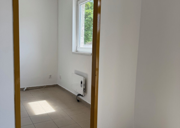 IBA U NÁS !  - NA PRENÁJOM - obchodné priestory v Kolárove!