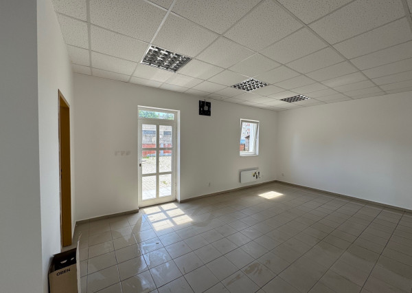 IBA U NÁS !  - NA PRENÁJOM - obchodné priestory v Kolárove!