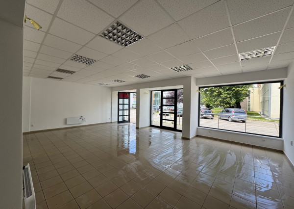 IBA U NÁS !  - NA PRENÁJOM - obchodné priestory v Kolárove!