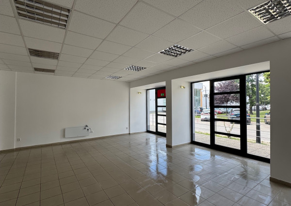 IBA U NÁS !  - NA PRENÁJOM - obchodné priestory v Kolárove!