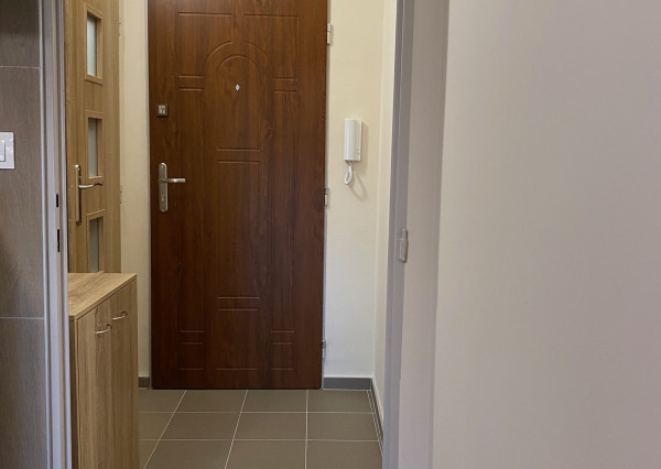 Ponúkame na Vás na PRENÁJOM garzónku v Kolárove!