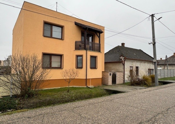 FINREAL s.r.o. Vám ponúka NA PREDAJ rodinný dom v Kolárovo!