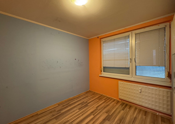 Ponúkame NA PREDAJ 3 - izbový klimatizovaný byt v Kolárove!