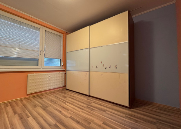 Ponúkame NA PREDAJ 3 - izbový klimatizovaný byt v Kolárove!