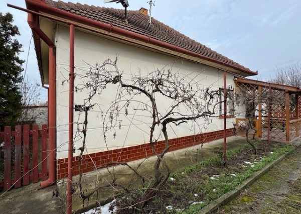 NA PREDAJ rodinný dom s garážou a záhradou v Kolárove !