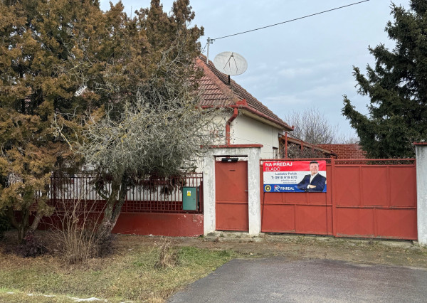 NA PREDAJ rodinný dom s garážou a záhradou v Kolárove !