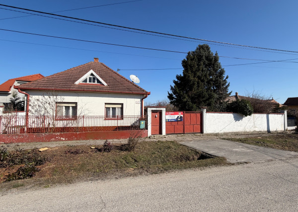 NA PREDAJ rodinný dom v Kolárove !