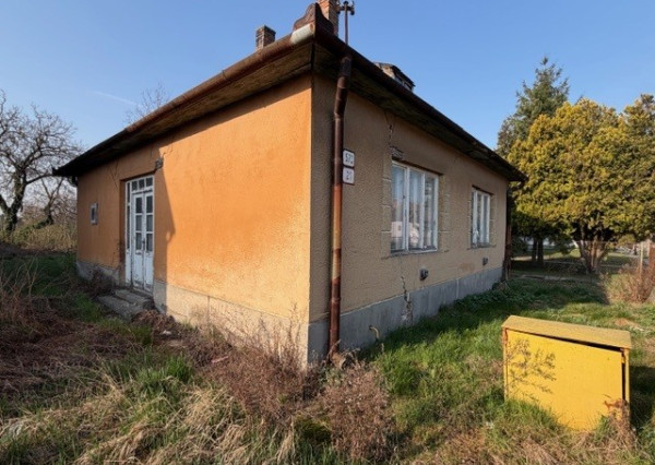 Na predaj 1460 m2 pozemok s pôvodným rodinným domom !