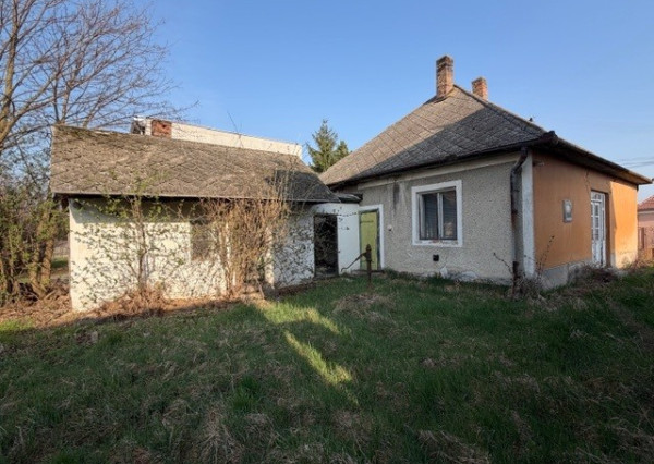 Na predaj 1460 m2 pozemok s pôvodným rodinným domom !