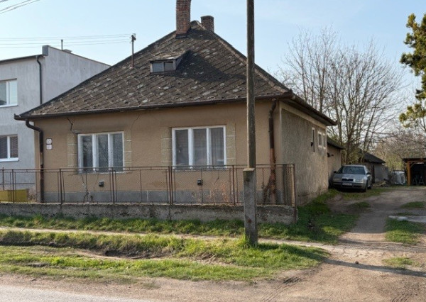 Na predaj 1460 m2 pozemok s pôvodným rodinným domom !