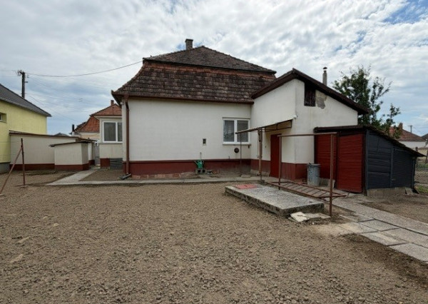 FINREAL exkluzívne ponúka NA PREDAJ rodinný dom v Kolárove!