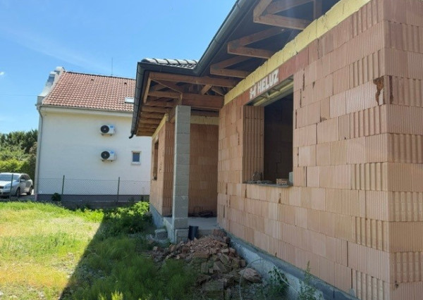 NA PREDAJ rozostavaná stavba rodinného domu v Kolárove!
