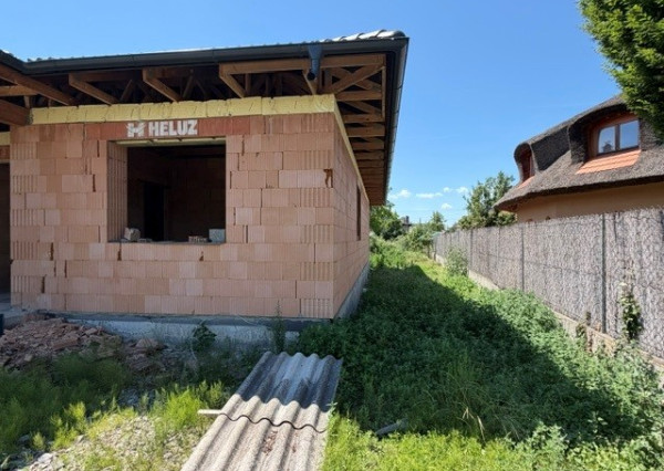 NA PREDAJ rozostavaná stavba rodinného domu v Kolárove!