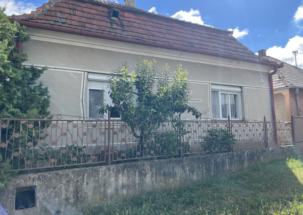 FINREAL exkluzívne ponúka NA PREDAJ rodinný dom v obci Búč