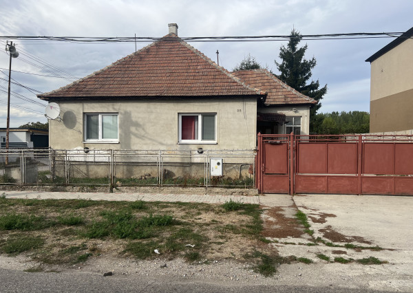 FINREAL exkluzívan ELADÁSRA kínál egy családi házat Komjáton