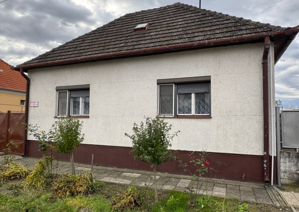 Ponúkame NA PREDAJ rodinný dom+pozemok 1054 m2 v Kolárove!