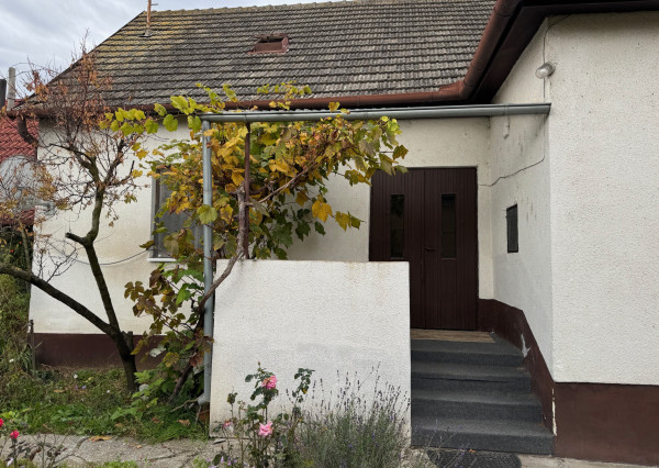 Ponúkame NA PREDAJ rodinný dom+pozemok 1054 m2 v Kolárove!