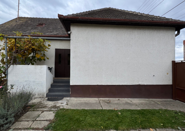 Ponúkame NA PREDAJ rodinný dom+pozemok 1054 m2 v Kolárove!