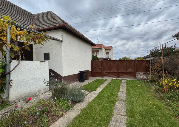 Ponúkame NA PREDAJ rodinný dom+pozemok 1054 m2 v Kolárove!