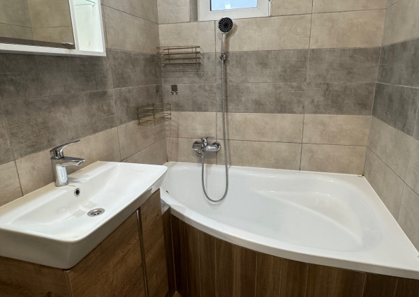 NA PREDAJ 3 izbový zrekonštruovaný byt + garáž v Hurbanove!