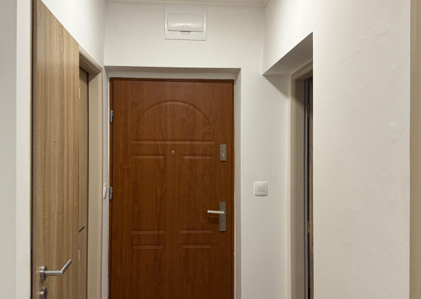 NA PREDAJ 3 izbový zrekonštruovaný byt + garáž v Hurbanove!