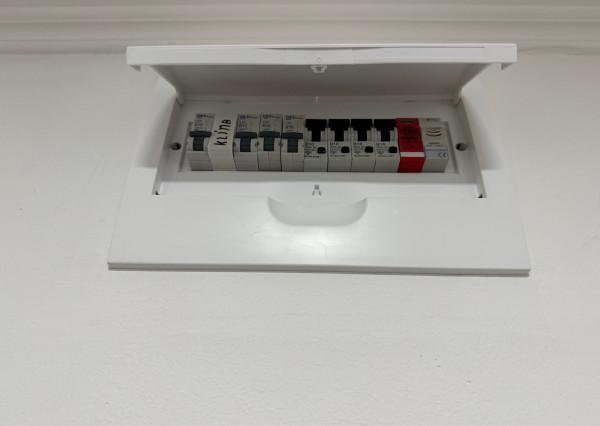 NA PREDAJ 3 izbový zrekonštruovaný byt + garáž v Hurbanove!