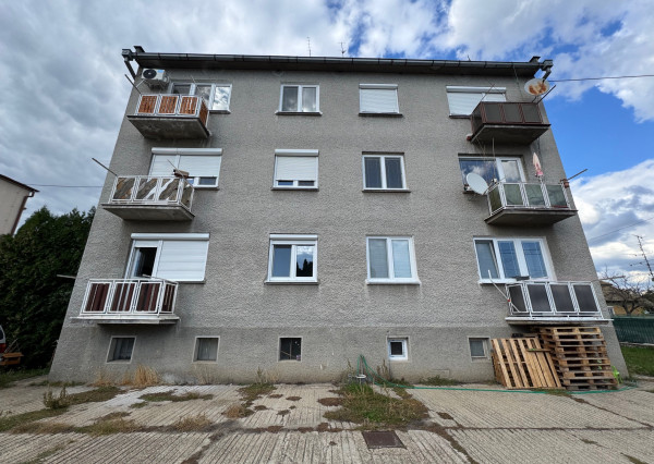 NA PREDAJ 3 izbový zrekonštruovaný byt + garáž v Hurbanove!