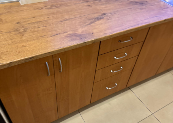 NA PREDAJ 3 izbový zrekonštruovaný byt + garáž v Hurbanove!