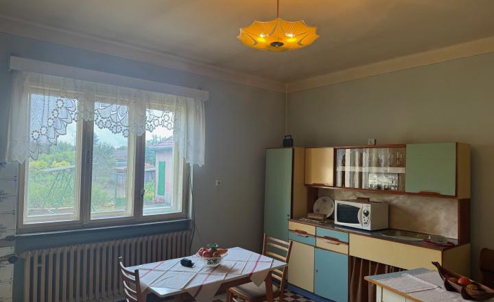 NA PREDAJ -  Rodinný dom  v obci Zemianska Olča! - fotografia 8